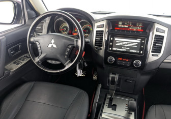 Подержанный автомобиль Mitsubishi Pajero 2017 года (27 фото)