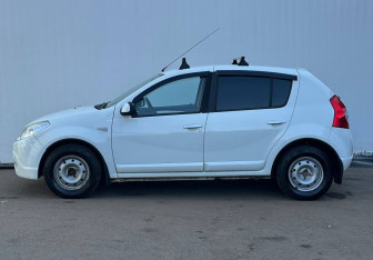 Подержанный автомобиль Renault Sandero 2012 года (8 фото)