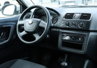 Подержанный автомобиль Skoda Fabia Hatchback 2012 года (12 фото)