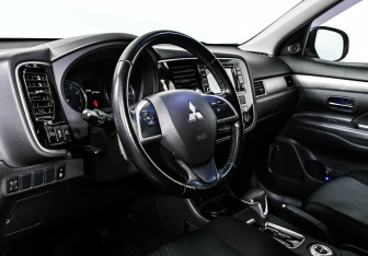 Подержанный автомобиль Mitsubishi Outlander 2014 года (10 фото)
