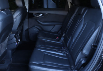 Подержанный автомобиль Audi Q7 2016 года (10 фото)