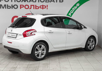 Подержанный автомобиль Peugeot 208 2013 года (4 фото)