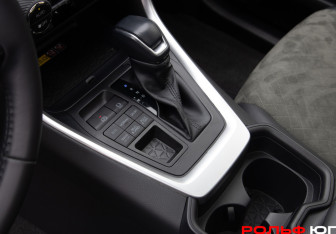 Подержанный автомобиль Toyota RAV4 2024 года (14 фото)