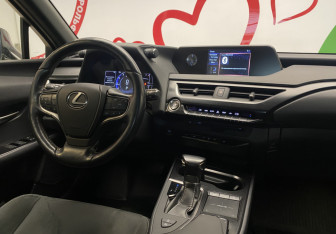 Подержанный автомобиль Lexus UX 2019 года (9 фото)