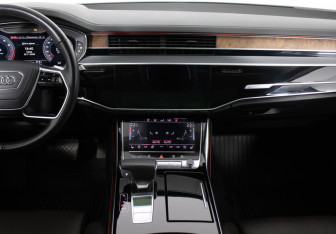 Подержанный автомобиль Audi A8 2019 года (12 фото)