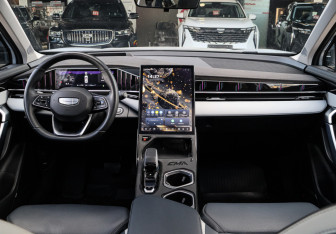 Подержанный автомобиль Geely Atlas 2024 года (12 фото)