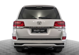 Подержанный автомобиль Toyota Land Cruiser Suv 2016 года (6 фото)