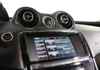 Подержанный автомобиль Jaguar XJ 2015 года (14 фото)