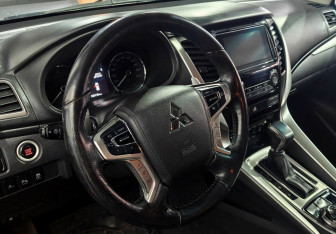 Подержанный автомобиль Mitsubishi Pajero Sport 2017 года (12 фото)