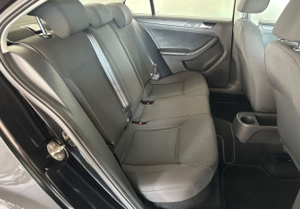 Подержанный автомобиль Volkswagen Jetta Sedan 2015 года (16 фото)
