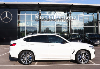 Подержанный автомобиль BMW X4 2018 года (4 фото)