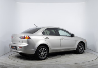 Подержанный автомобиль Mitsubishi Lancer Sedan 2012 года (5 фото)