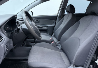 Подержанный автомобиль Kia Rio Hatchback 2010 года (10 фото)