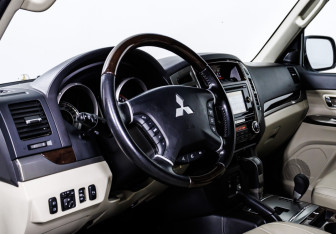 Подержанный автомобиль Mitsubishi Pajero 2020 года (12 фото)