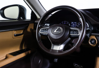 Подержанный автомобиль Lexus ES 2017 года (13 фото)