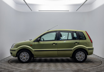 Подержанный автомобиль Ford Fusion 2005 года (8 фото)