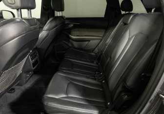 Подержанный автомобиль Audi Q7 2021 года (10 фото)