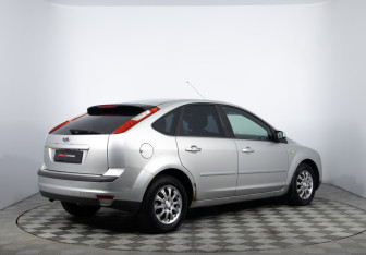 Подержанный автомобиль Ford Focus Hatchback 2007 года (5 фото)