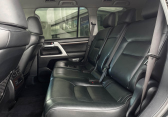 Подержанный автомобиль Toyota Land Cruiser Suv 2017 года (10 фото)