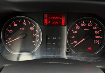 Подержанный автомобиль Nissan Terrano 2014 года (12 фото)