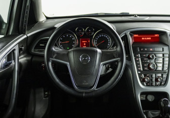Подержанный автомобиль Opel Astra Sedan 2013 года (11 фото)