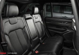 Подержанный автомобиль Jeep Grand Cherokee 2023 года (19 фото)