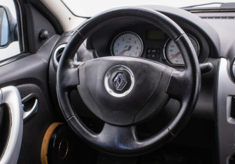 Подержанный автомобиль Renault Logan Sedan 2010 года (15 фото)