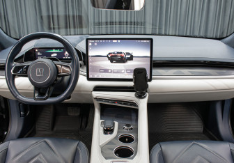 Подержанный автомобиль Zeekr 001 2023 года (14 фото)