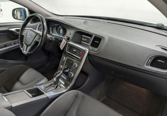 Подержанный автомобиль Volvo S60 2014 года (20 фото)