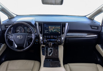 Подержанный автомобиль Toyota Alphard 2020 года (14 фото)
