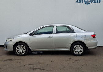 Подержанный автомобиль Toyota Corolla Sedan 2010 года (8 фото)