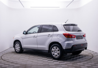 Подержанный автомобиль Mitsubishi ASX 2011 года (7 фото)