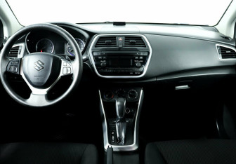 Подержанный автомобиль Suzuki SX4 Hatchback 2017 года (10 фото)