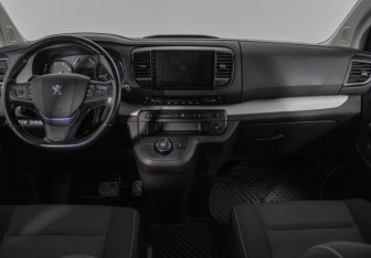 Подержанный автомобиль Peugeot Traveller 2018 года (12 фото)