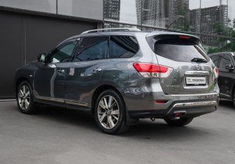 Подержанный автомобиль Nissan Pathfinder 2016 года (6 фото)