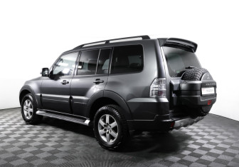 Подержанный автомобиль Mitsubishi Pajero 2011 года (7 фото)