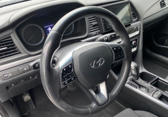 Подержанный автомобиль Hyundai Sonata 2019 года (10 фото)