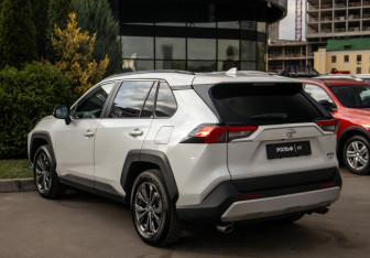Подержанный автомобиль Toyota RAV4 2025 года (5 фото)