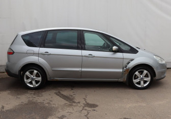 Подержанный автомобиль Ford S-MAX 2006 года (7 фото)