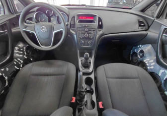 Подержанный автомобиль Opel Astra Wagon 2012 года (10 фото)