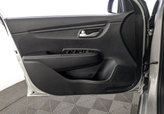 Подержанный автомобиль Kia Rio Hatchback 2021 года (18 фото)