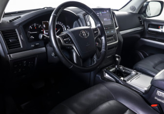 Подержанный автомобиль Toyota Land Cruiser Suv 2019 года (15 фото)