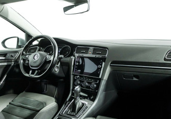 Подержанный автомобиль Volkswagen Golf Hatchback 2019 года (5 фото)