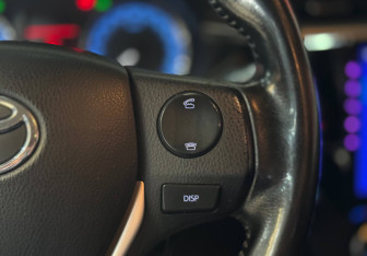 Подержанный автомобиль Toyota Corolla Sedan 2013 года (25 фото)