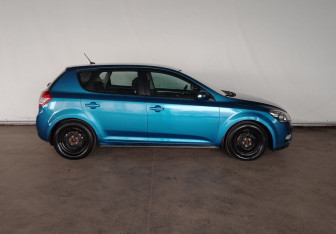 Подержанный автомобиль Kia Ceed Hatchback 2010 года (7 фото)