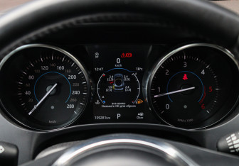 Подержанный автомобиль Jaguar F-Pace 2019 года (22 фото)