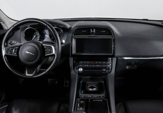 Подержанный автомобиль Jaguar F-Pace 2019 года (12 фото)