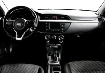 Подержанный автомобиль Kia Rio Hatchback 2018 года (9 фото)