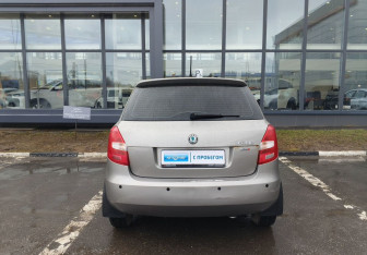 Подержанный автомобиль Skoda Fabia Hatchback 2012 года (6 фото)