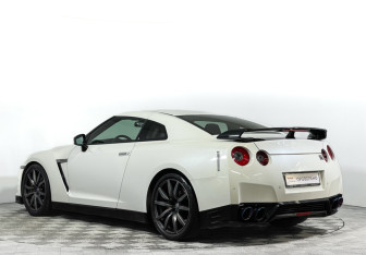 Подержанный автомобиль Nissan GT-R 2011 года (7 фото)
